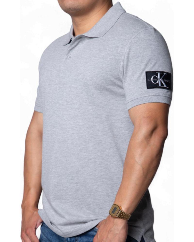 CALVIN KLEIN POLO CON INSIGNIA GRIS