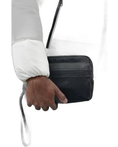 CALVIN KLEIN UMHÄNGETASCHE MIT GEPRÄGTEM LOGO - SCHWARZ