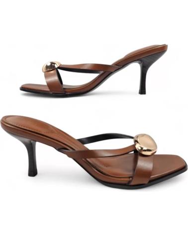 TIMBOS 131790 CAMEL HEELED MULE WITH GOLD DETAIL MARRóN