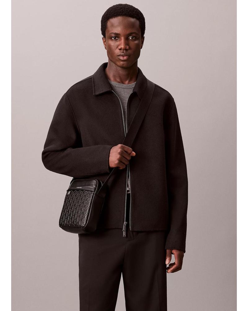 BOLSO BANDOLERA CALVIN KLEIN EMBLEM AOP EMBOSS NEGRO NEGRO