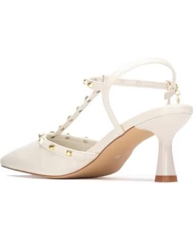 XTI XTI T-STRAP SCHUHE MIT NIETEN UND KELCHABSATZ IN EISCREMEFARBE HIELO