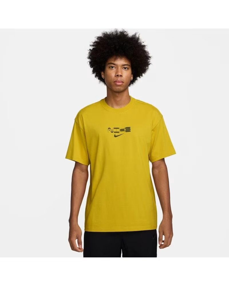 NIKE SHORT SLEEVE GRAPHIC PRINT T-SHIRT HQ9266 AMARILLO
