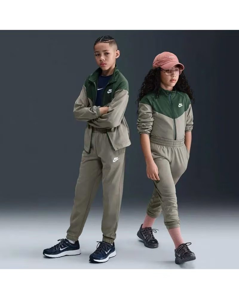 NIKE CHANDAL COMPLETO HQ9315-320 EN VERDE PARA NINOS UNISEX GREEN