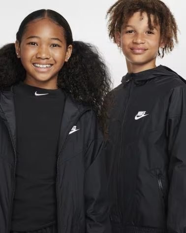 NIKE CHAQUETA CON CAPUCHA KIDS WINDRUNNER FZ5516 NEGRO