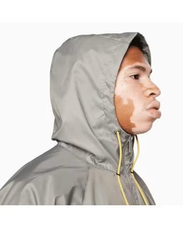 NIKE CHAQUETA CORTAVIENTOS CON CAPUCHA DA0001 VERDE