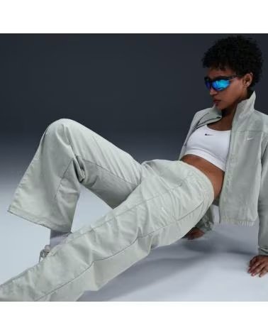 NIKE PANTALON MUJER SPORTSWEAR EVERYTHING WOVENS FQ3588 GRIS