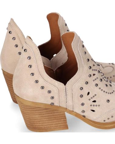 CHIKA10 BOTINES NEREIDA 11 CON TACHUELAS Y ABERTURAS PIEDRA-STONE