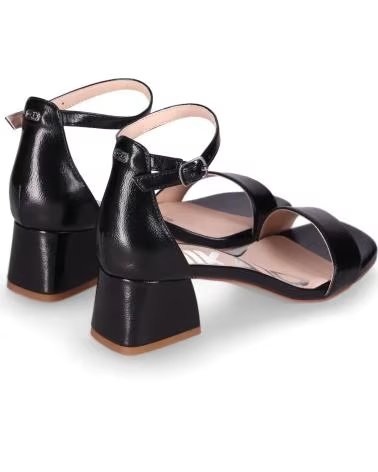 CHIKA10 SANDALIA TACON BAJO PARA MUJER MELANIA 12 COLOR NEGRO