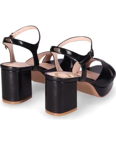 CHIKA10 BLOCKABSATZ-SANDALE MIT GEKREUZTEN RIEMEN UND PLATEAU NEGRO-BLACK