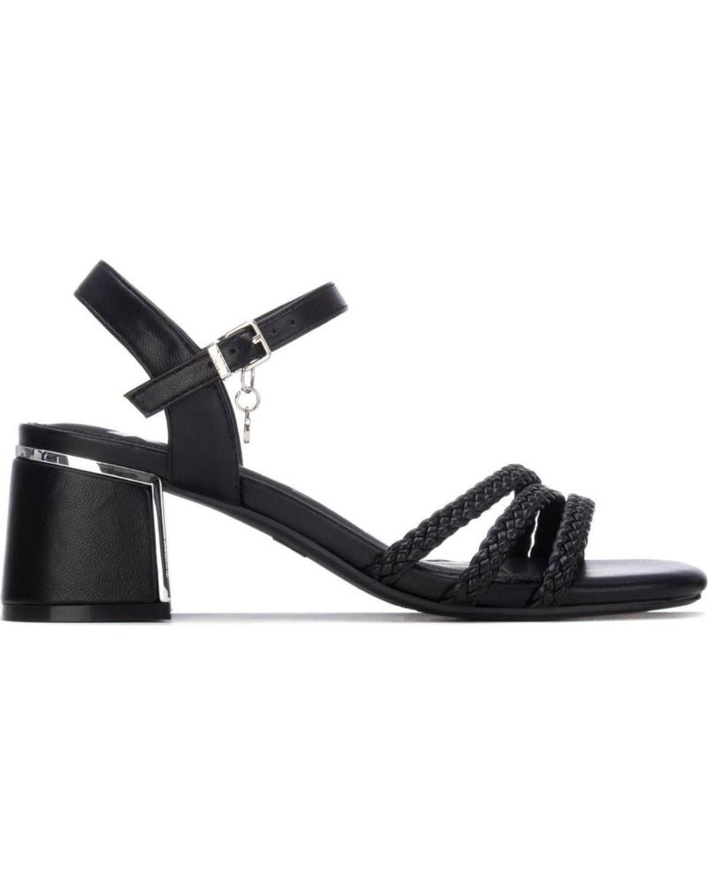 XTI SANDALIA DE TACÓN CON TIRAS CRUZADAS Y CIERRE DE HEBILLA NEGRO