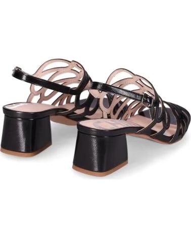 CHIKA10 SANDALIA TACON BAJO PARA MUJER MELANIA 09 COLOR NEGRO
