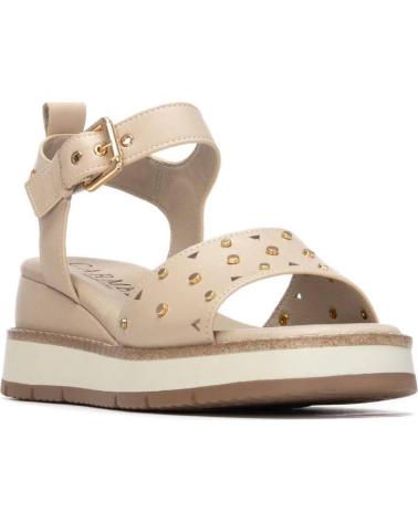 CARMELA SANDALIA CARMELA 163248 CON PLATAFORMA Y TACHUELAS BEIGE