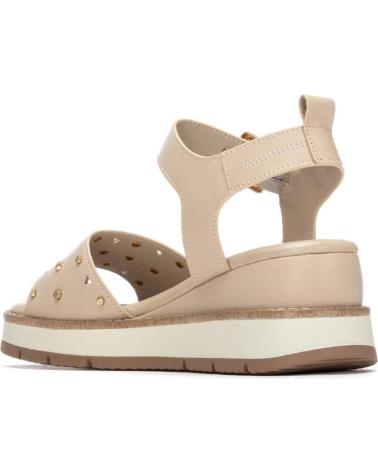 CARMELA SANDALIA CARMELA 163248 CON PLATAFORMA Y TACHUELAS BEIGE