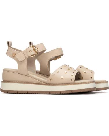 CARMELA SANDALIA CARMELA 163248 CON PLATAFORMA Y TACHUELAS BEIGE
