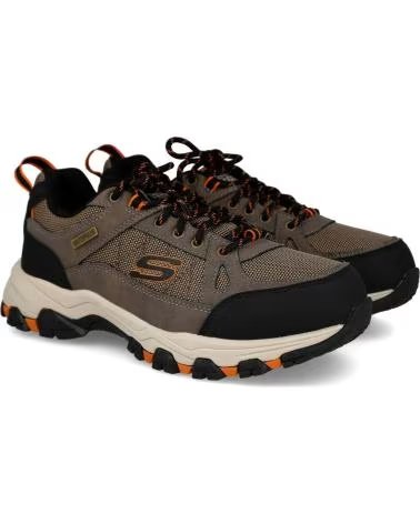 SKECHERS ZAPATOS DE MONTANA EN PARA HOMBRE MARRON