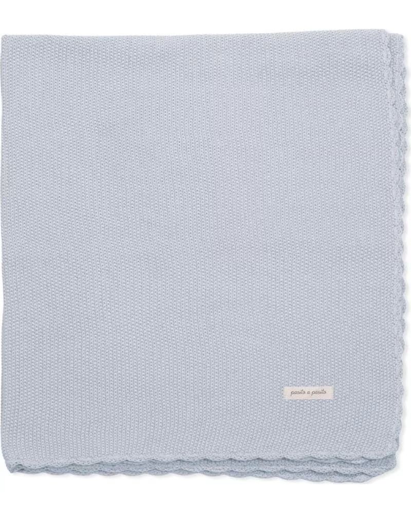 PASITO A PASITO GESTRICKTE BABYDECKE MIT GEWELLTEM RAND PASITO A PASITO AZUL