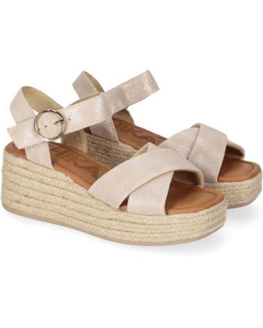 CHIKA10 SANDALIA CUÑA CON TIRAS CRUZADAS Y CIERRE DE HEBILLA PLATINO-LG GOLD