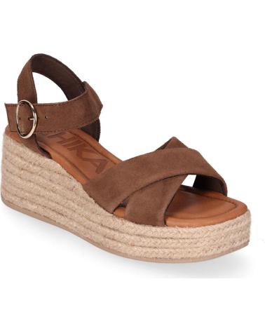 CHIKA10 SANDALIA DE CUÑA CON TIRAS CRUZADAS Y CIERRE DE HEBILLA MARRON-BROWN