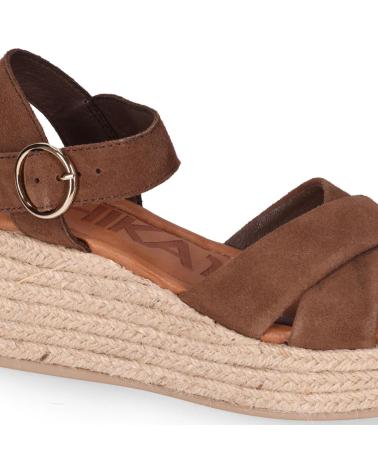 CHIKA10 SANDALIA DE CUÑA CON TIRAS CRUZADAS Y CIERRE DE HEBILLA MARRON-BROWN