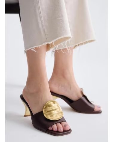 EXE MULE MIT ABSATZ NINA-212 MIT METALLIC-DETAIL MARRON