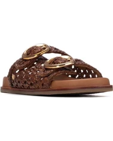 CARMELA SANDÁLIAS CARMELA 163058 COM FIVELAS E DETALHE VAZADO CAMEL