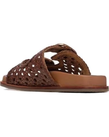 CARMELA SANDÁLIAS CARMELA 163058 COM FIVELAS E DETALHE VAZADO CAMEL