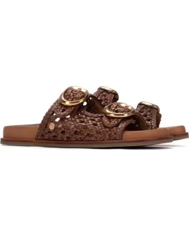 CARMELA SANDÁLIAS CARMELA 163058 COM FIVELAS E DETALHE VAZADO CAMEL