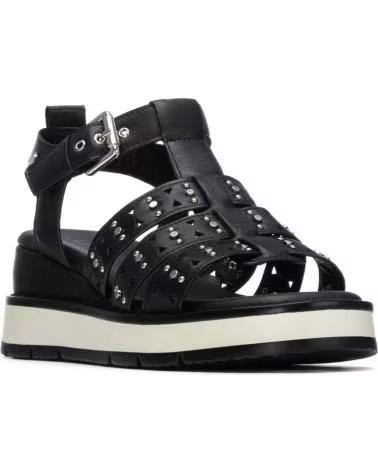 CARMELA SANDALIA PLATAFORMA 163252 CON TACHUELAS NEGRO