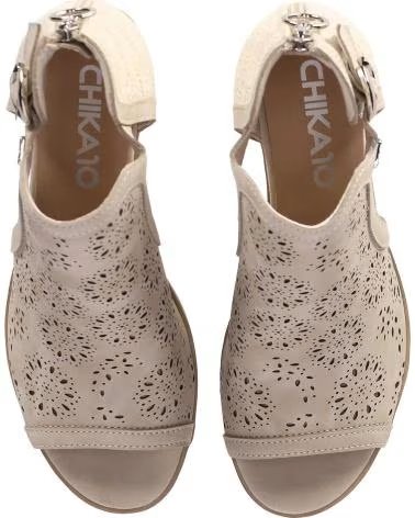 CHIKA10 SANDÁLIA ROSALINDA COM RECORTES E SALTO BLOCO BEIG-BEIGE