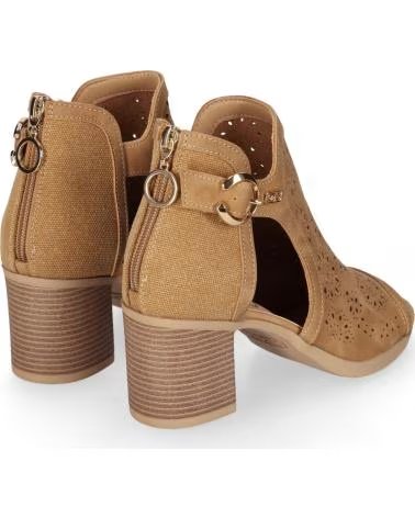 CHIKA10 AUSGESTANZTE STIEFELETTEN-SANDALE MIT SCHNALLE UND BLOCKABSATZ CUERO-TAN