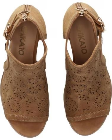 CHIKA10 AUSGESTANZTE STIEFELETTEN-SANDALE MIT SCHNALLE UND BLOCKABSATZ CUERO-TAN