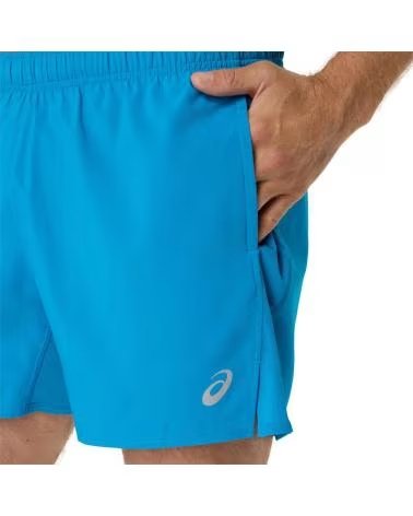 ASICS PANTALON CORTO CORE 5IN SHORT EN AZUL PARA HOMBRE AEGEAN BLUE