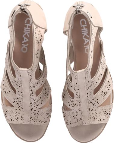 CHIKA10 SANDALIA ROSALINDA CON CALADOS Y TACÓN BLOQUE BEIGE