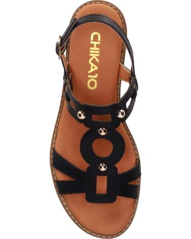 CHIKA10 SANDALIA PLANA CON DETALLE DE AROS Y TACHUELAS NEGRO