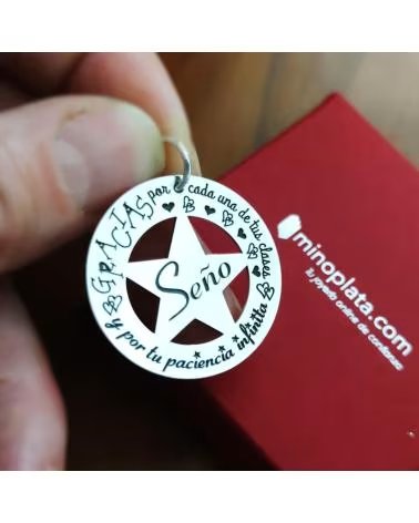 MINOPLATA COLGANTE ESTRELLA DE PLATA CON MENSAJE PARA PROFESORA