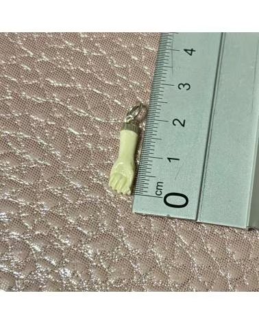 MINOPLATA HIGA COLGANTE AMULETO PUNO BEIG CON PLATA DE LEY