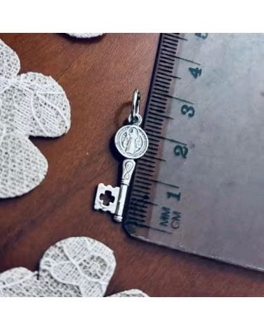 MINOPLATA COLGANTE LLAVE SAN BENITO DE PLATA DE LEY ENVEJECIDA