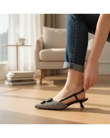 TIMBOS SANDÁLIA DE VESTIR COM SALTO E DETALHES NEGRO