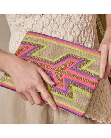 BOLSO LATIDO CON BORDADO MULTICOLOR Y TONOS MORADOS MORADO