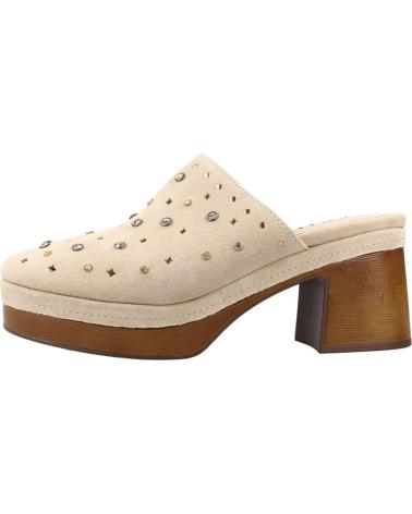 CARMELA ZUECOS CON TACHUELAS Y PLATAFORMA EFECTO MADERA BEIGE