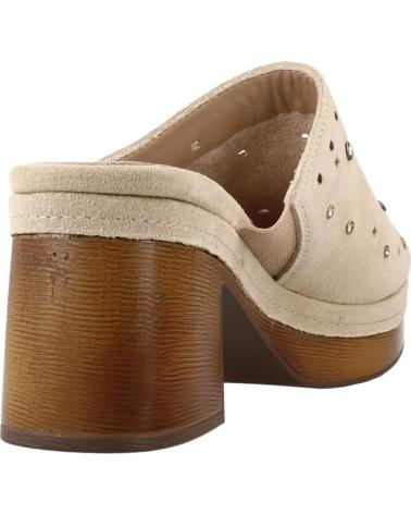 CARMELA ZUECOS CON TACHUELAS Y PLATAFORMA EFECTO MADERA BEIGE