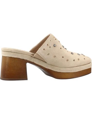 CARMELA ZUECOS CON TACHUELAS Y PLATAFORMA EFECTO MADERA BEIGE