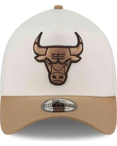 NEW ERA MÜTZE BULLS 3930AF SANDY BAY CREMEWEISS CRUDO