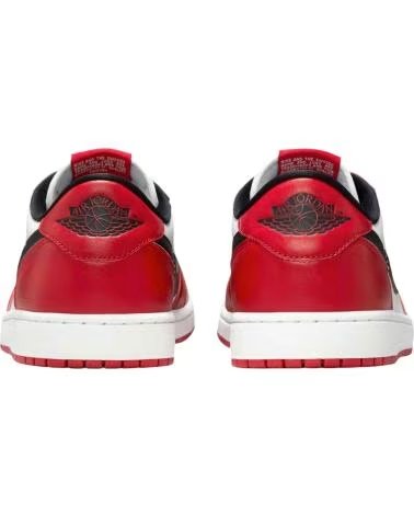 JORDAN ZAPATILLAS AIR 1 RETRO LOW OG VARSITY RED EN ROJO PARA HOMBRE