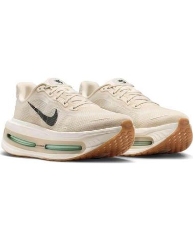 NIKE ZAPATILLAS DE RUNNING VOMERO PREMIUM SANDDRIFT EN BEIGE PARA HOMBRE