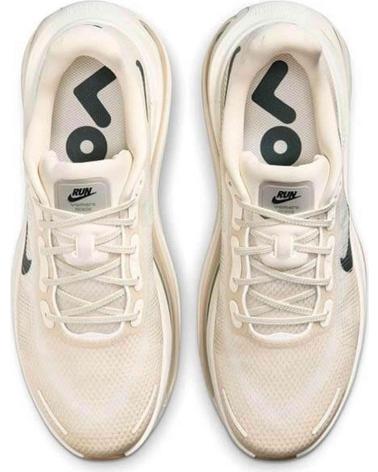 NIKE ZAPATILLAS DE RUNNING VOMERO PREMIUM SANDDRIFT EN BEIGE PARA HOMBRE