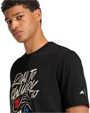 ADIDAS T-SHIRT FIFA 26™ NYNJ GRAPHIC UOMO BLACK