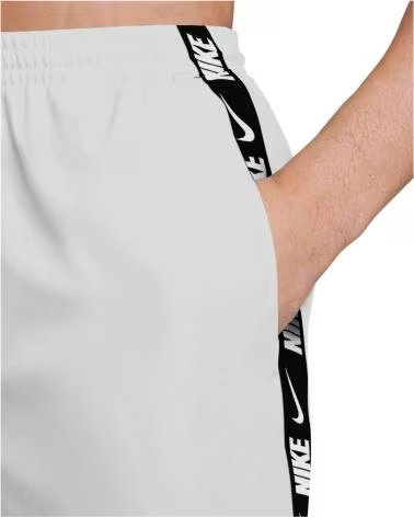 NIKE BANADOR BANADOR SWIM BREAKER LOGO TAPE 5INCH VOLLEY EN PARA HOMBRE BLANCO