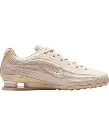NIKE BASKETS SHOX HQ7540-102 POUR FEMME EN BEIGE