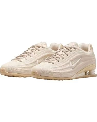 NIKE BASKETS SHOX HQ7540-102 POUR FEMME EN BEIGE